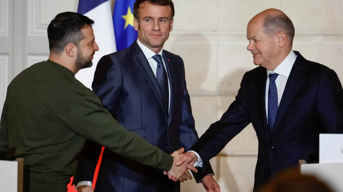 2023-02-08T214347Z_901793974_RC297Z9OBW11_RTRMADP_3_UKRAINE-CRISIS-FRANCE-ZELENSKIY.jpg