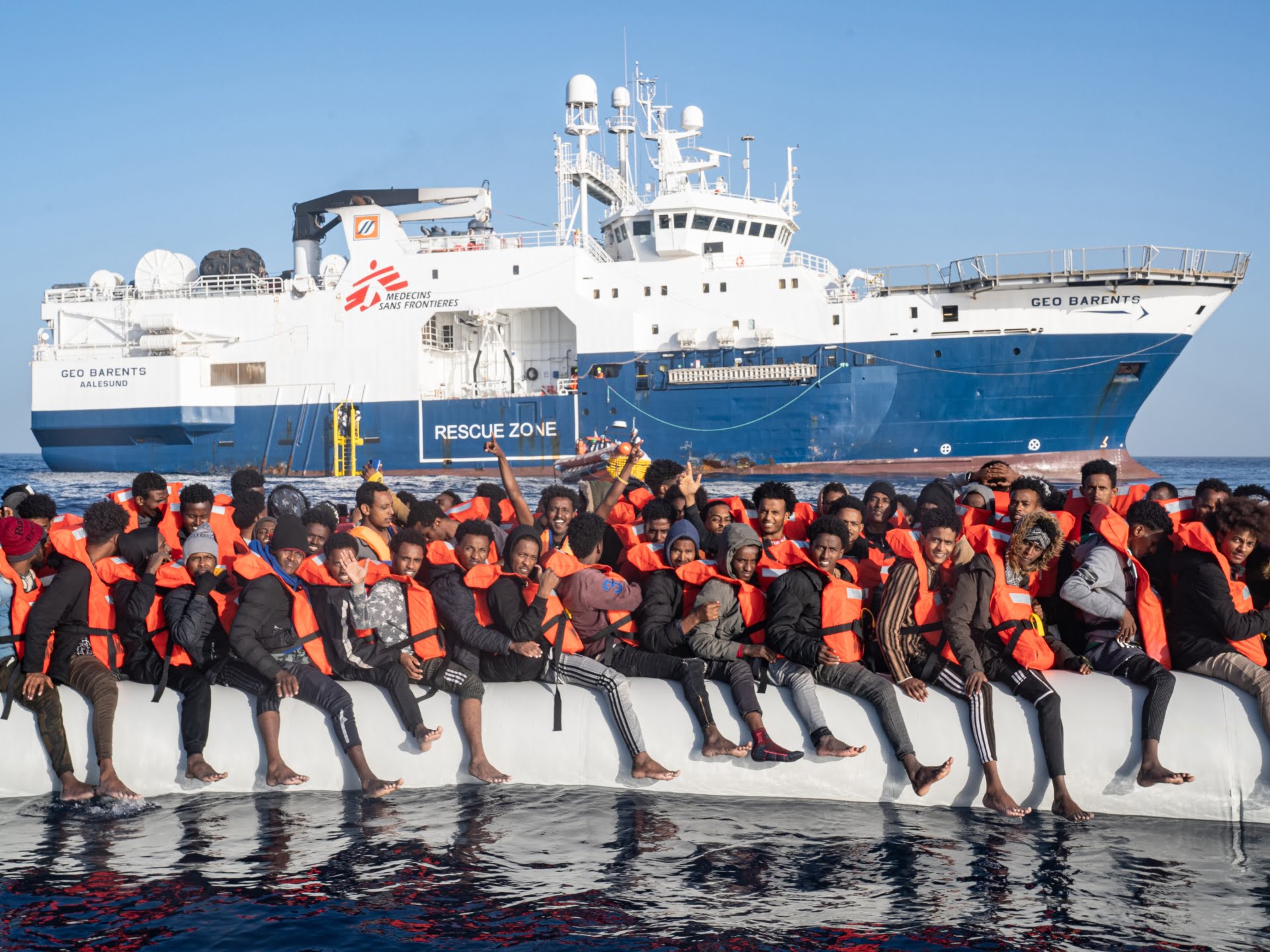 Italia reține o navă de salvare a migranților și amendează organizații de caritate