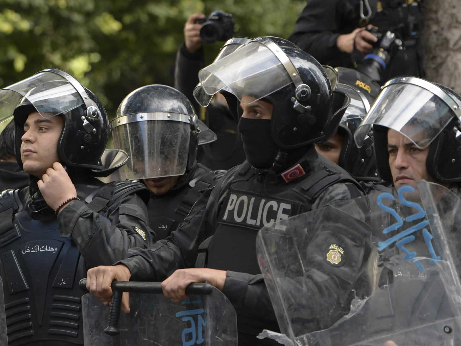 Poliția din Tunisia arestează personalități marcante în timp ce represiunea continuă