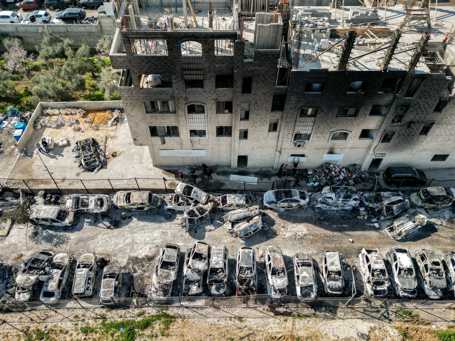 Coloniștii israelieni devastatori ard casele palestiniene și mașinile în Nablus