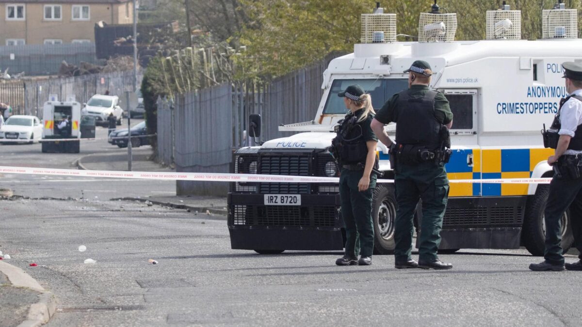 Poliția nord-irlandeză suspectează New IRA în spatele împușcăturii de detectivi 7696614