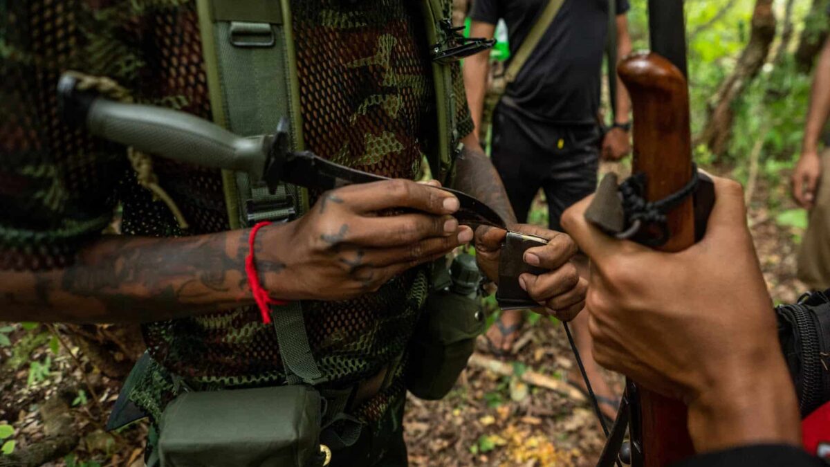 Regimul militar din Myanmar va lăsa cetățenii „loiali” să poarte arme 9EL2UB highres