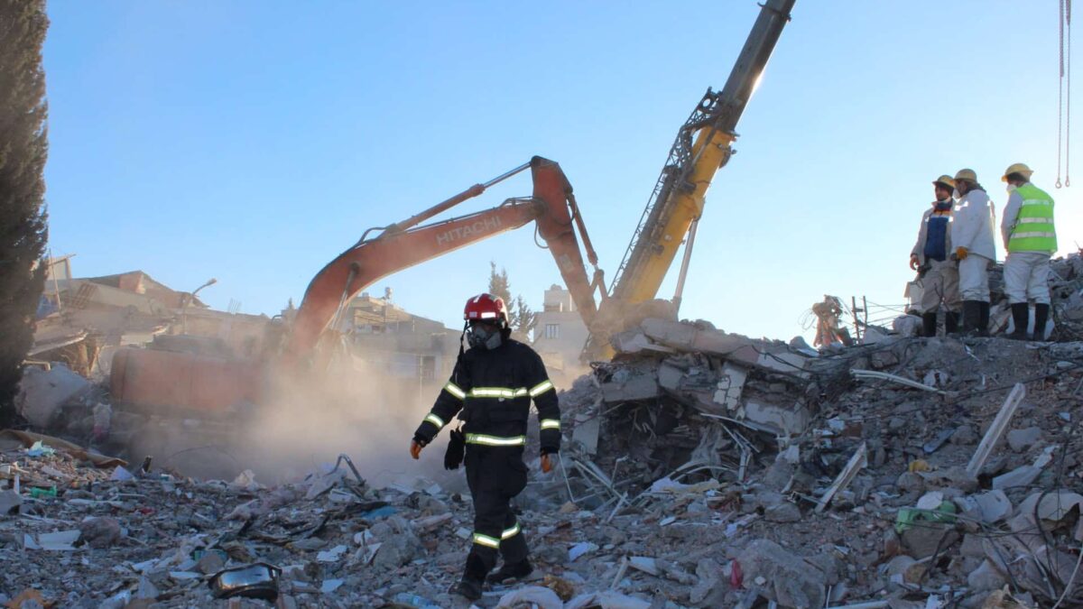 În Adiyaman, puternic lovit, nu există pace pentru supraviețuitori A search and rescue operation at the Cinar apartment complex in Adiyaman 3