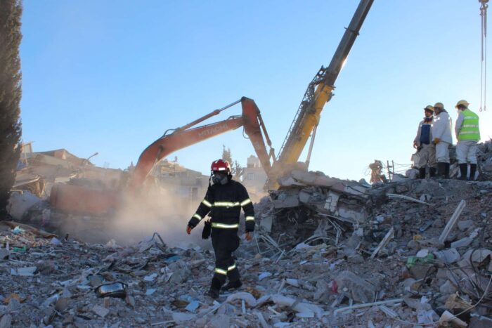 A search and rescue operation at the Cinar apartment complex in Adiyaman 3