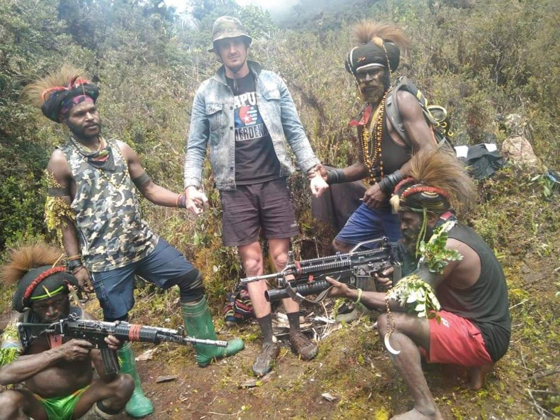 Rebelii din Papua de Vest postează fotografii cu pilotul capturat din Noua Zeelandă