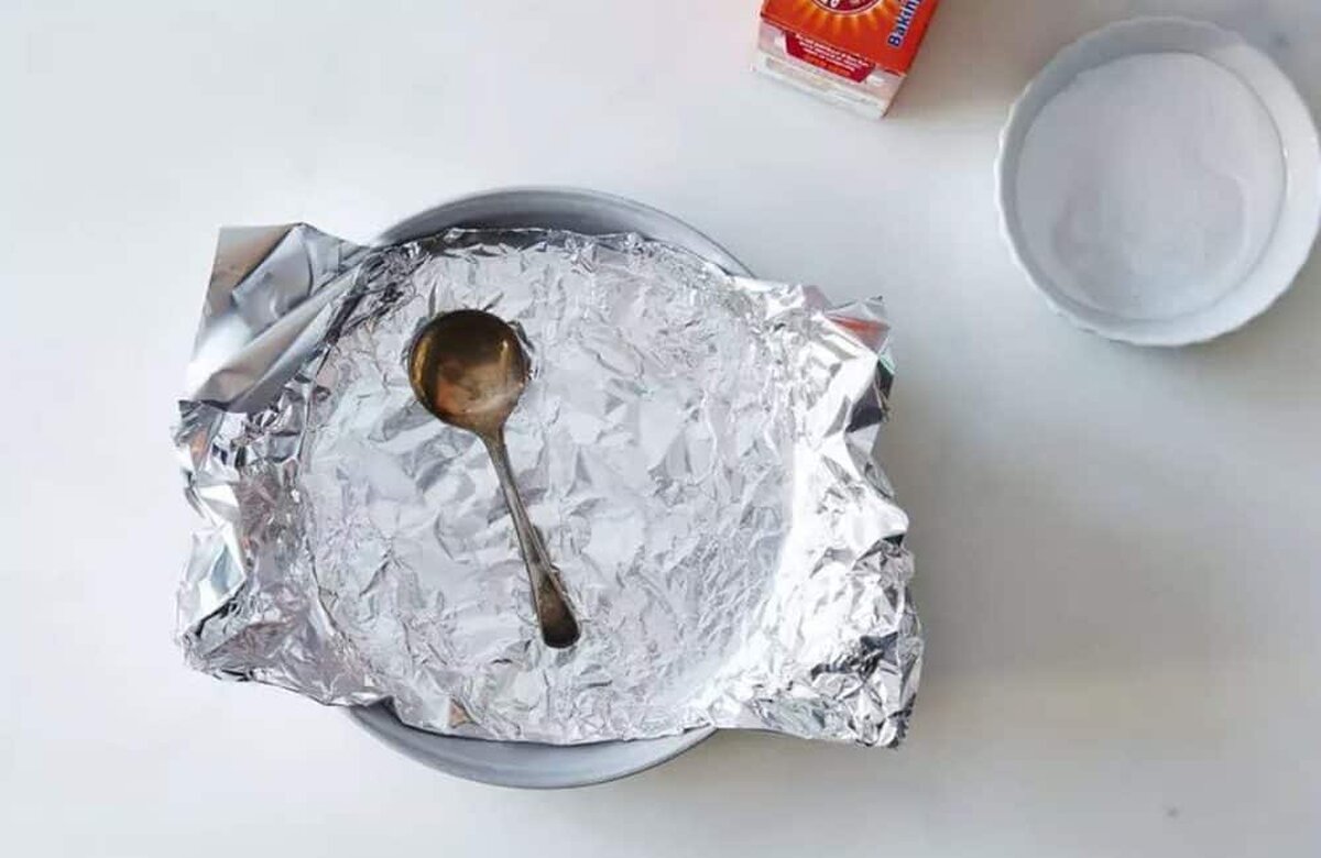 6 Utilizări surprinzătoare ale foliei de aluminiu Article Image FoilHacks Cubiertos como nuevos