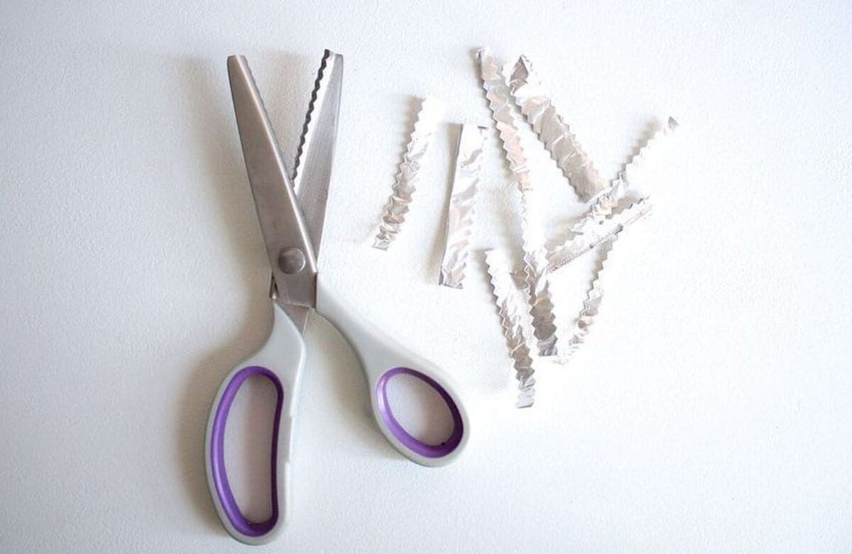 6 Utilizări surprinzătoare ale foliei de aluminiu Article Image FoilHacks Tijeras afiladas
