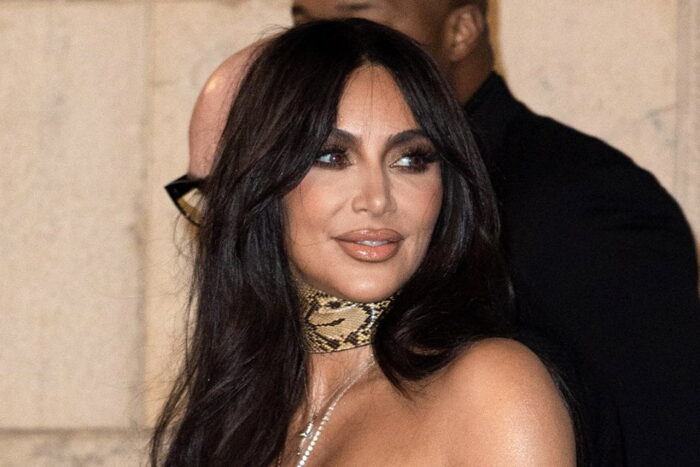 Kim Kardashian se luptă să urce scările îmbrăcată în rochie strânsă Kim Kardashian Struggles to Climb Stairs in Skintight Dolce Gabbana Dress 03