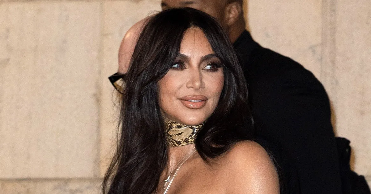 Kim-Kardashian-Struggles-to-Climb-Stairs-in-Skintight-Dolce-Gabbana-Dress-03.jpg