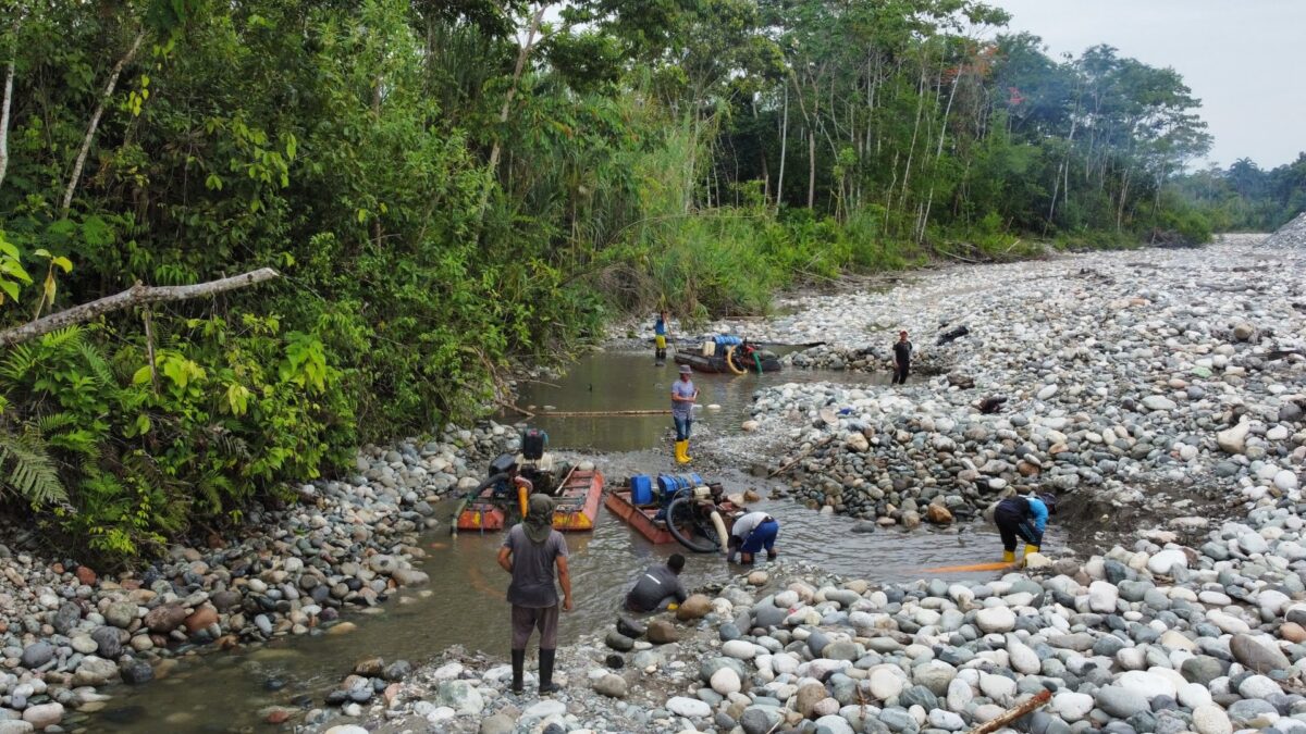 Ecuador: Satele indigene luptă cu activitatea minieră „devastatoare” Mining 4