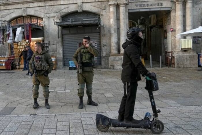 Parlamentul israelian aprobă o lege care ar putea priva de cetățenia unor atacatori arabi israeli soldiers standing guard in jerusalem s old city in january 2023