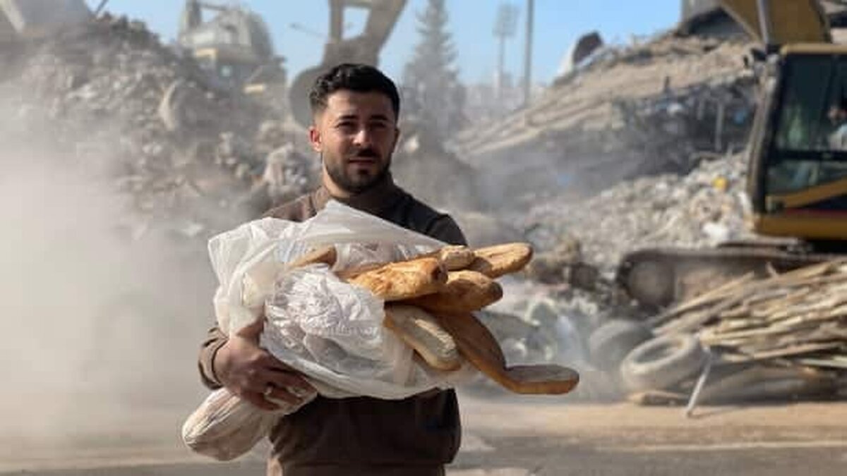 Salvatorii care sosesc în Turcia se concentrează asupra supraviețuitorilor man with bread in kahramanmaras turkey