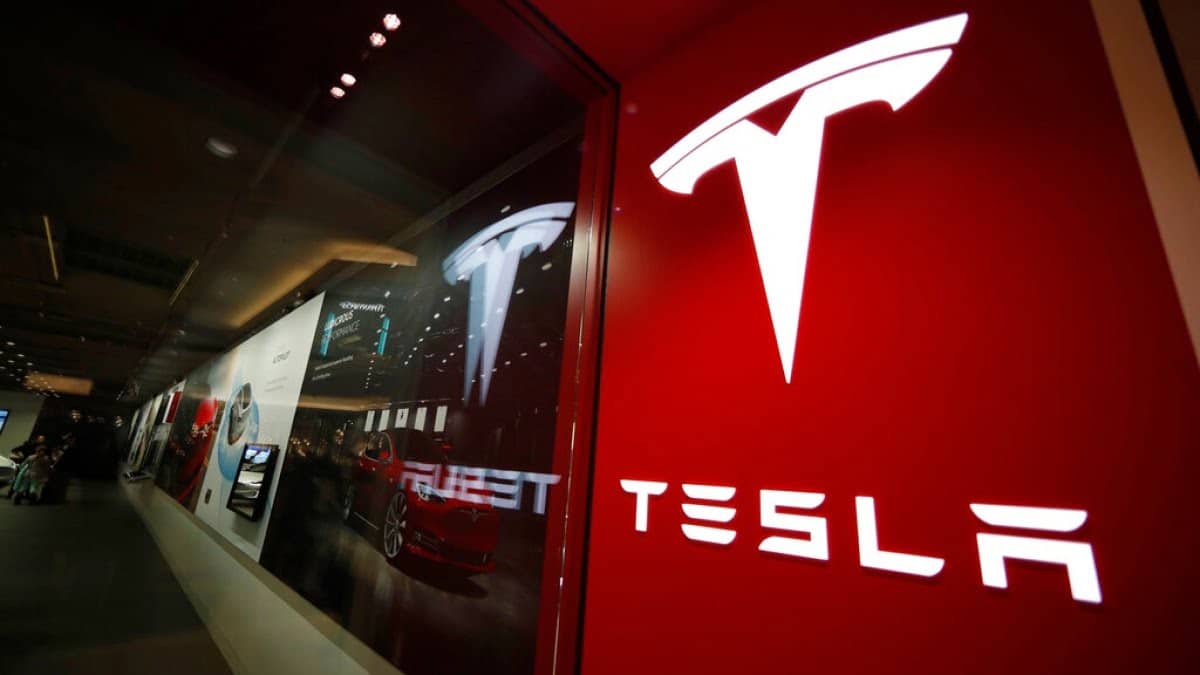 Tesla va rechema 362.000 de vehicule din SUA cu un software complet de conducere autonomă tesla