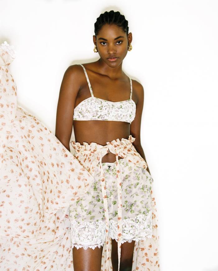 Sutien din muselină din bumbac Dior, 1.500 GBP, pantaloni scurți asorți, 1.200 GBP și fustă de muselină, 4.900 GBP. Cercei din argint sterling placat cu aur Bottega Veneta, POA 