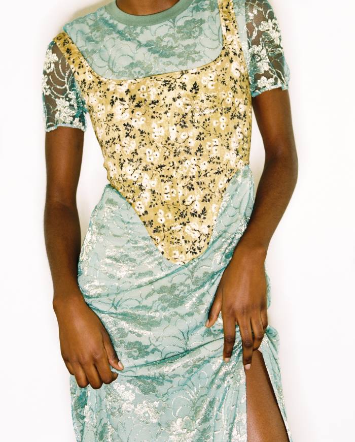 Corset din bumbac KNWLS, 730 GBP. Rochie din dantelă Akris, 3.990 GBP
