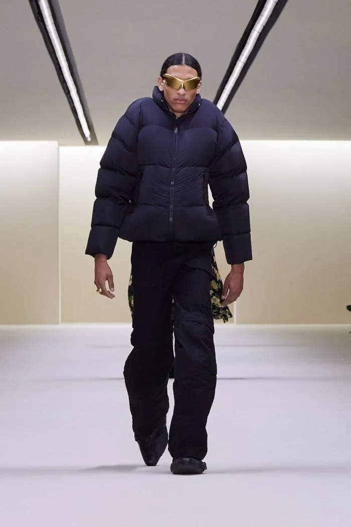 Un model masculin în jachetă căptușită și pantaloni largi