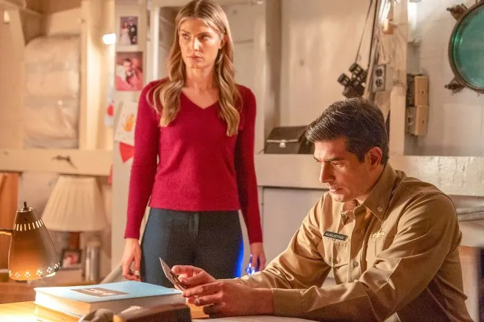 Caitlin Bassett de la Quantum Leap sugerează că fanii vor „învăța adevărul” despre marile mistere ale serialului – „Piesele continuă să cadă la locul lor” - 941 Quantum Leap - Sezonul 1