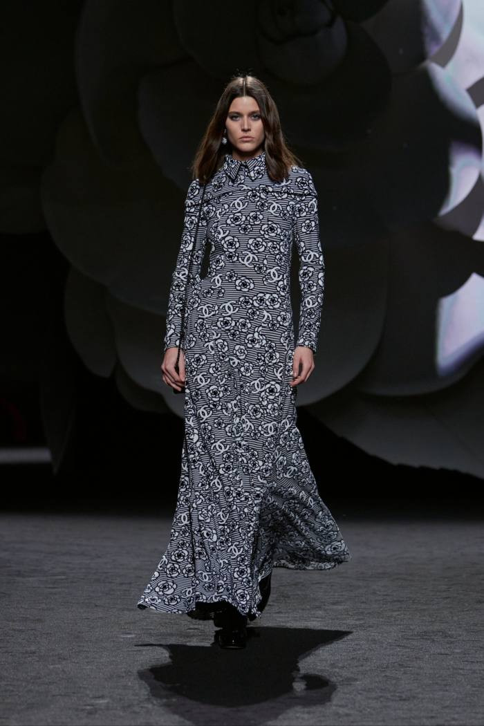Un model feminin de podium într-o rochie lungă cu model