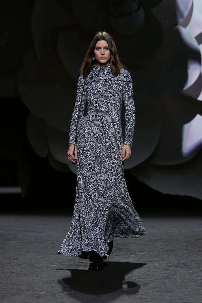 Un model feminin de podium într-o rochie lungă cu model