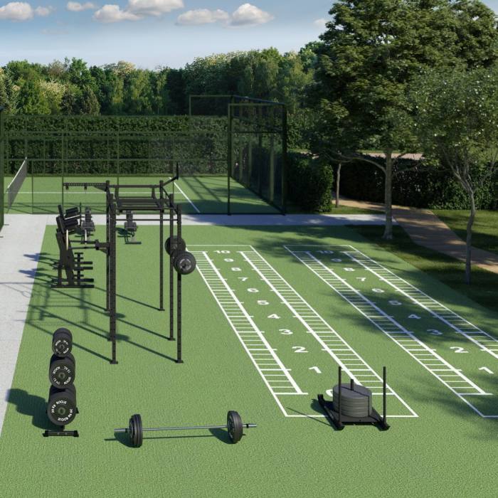 Împachetați Pelotonul - Daylesford lansează un club de sănătate de lux O sală de gimnastică în aer liber pe o peluză, cu marcaje vopsite în alb și greutăți pentru ridicare
