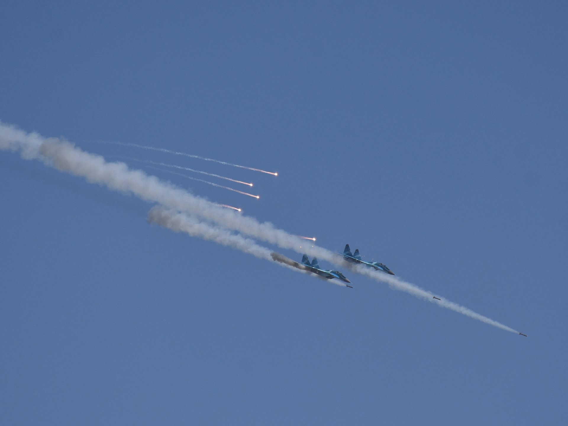 Armata din Myanmar primește noi provizii de combustibil pentru aviație, în ciuda abuzurilor