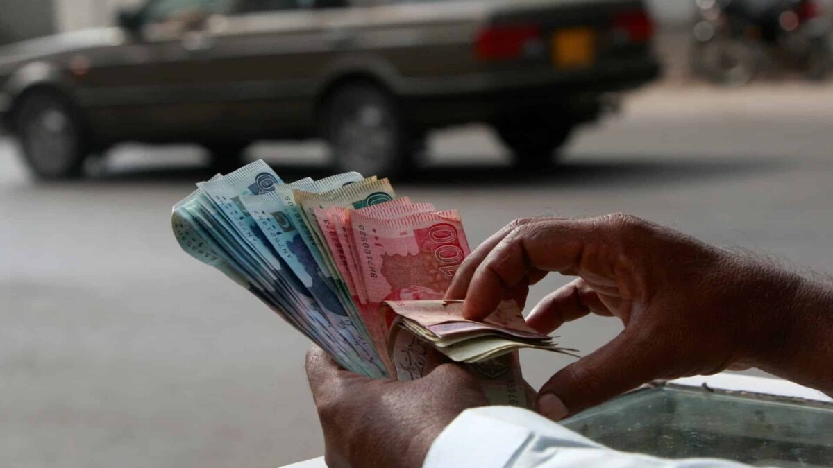 Rupia pakistaneză a atins un minim record pe fondul întârzierii ajutorului FMI 2009 09 23T120000Z 1006527739 GM1E59N1O7J01 RTRMADP 3 PAKISTAN ZARDARI