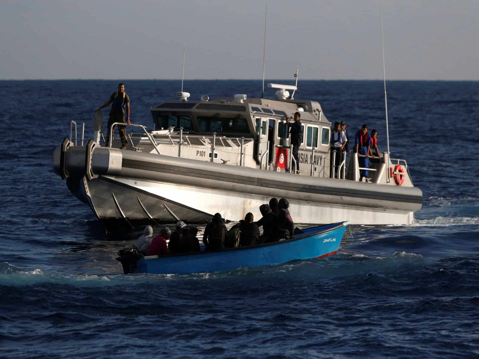 Paisprezece oameni s-au înecat când o barcă cu destinația Italia se scufundă în largul Tunisiei