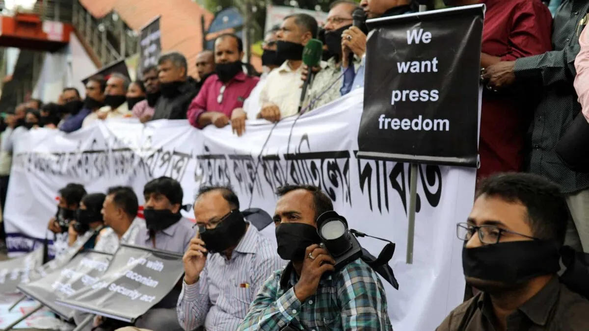 2018-10-11T121318Z_1530870202_RC1E395AF0C0_RTRMADP_3_BANGLADESH-POLITICS-JOURNALISM.jpg