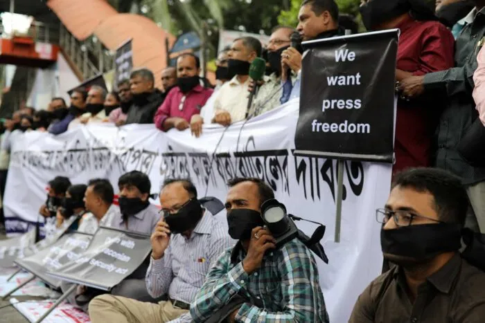 2018-10-11T121318Z_1530870202_RC1E395AF0C0_RTRMADP_3_BANGLADESH-POLITICS-JOURNALISM.jpg