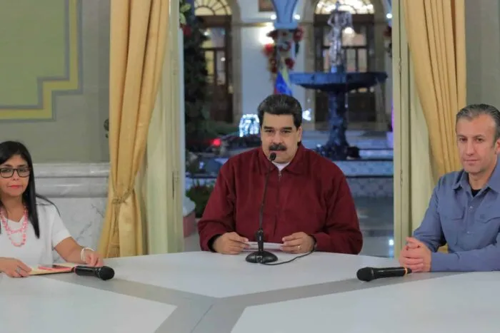 2018-11-24T015838Z_117215491_RC1CC76C4450_RTRMADP_3_VENEZUELA-POLITICS.jpg