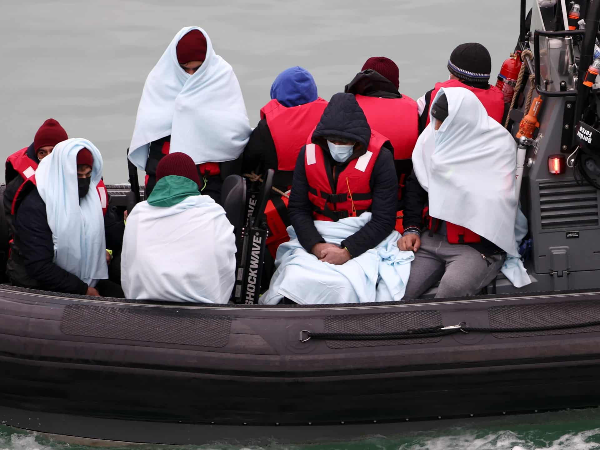 Marea Britanie declară că planul de a opri traversările Canalului depășește limitele legii