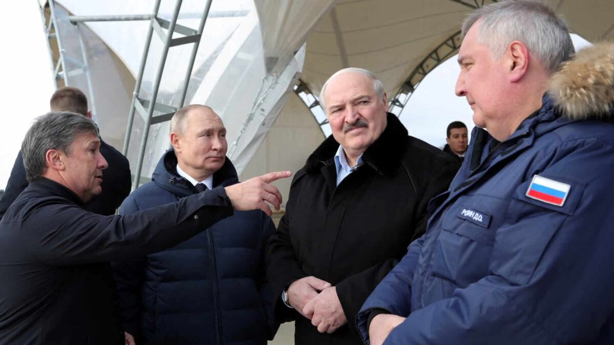 De ce vrea Rusia arme nucleare tactice în Belarus? 2022 04 12T104014Z 1717598314 RC2MLT9NH7AZ RTRMADP 3 UKRAINE CRISIS PUTIN LUKASHENKO