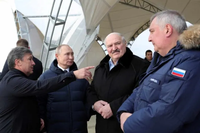 2022-04-12T104014Z_1717598314_RC2MLT9NH7AZ_RTRMADP_3_UKRAINE-CRISIS-PUTIN-LUKASHENKO.jpg