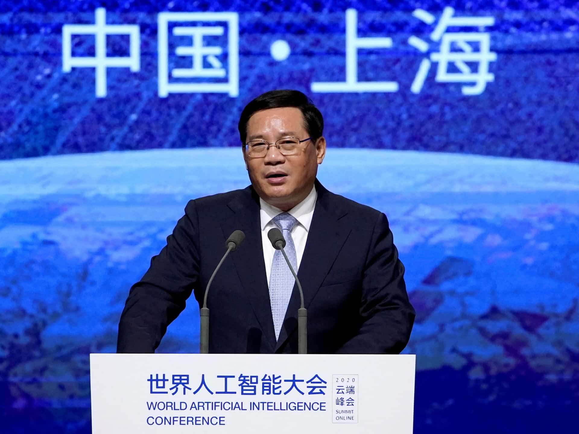 Premierul Chinei Li îi spune lui Tim Cook că ţara deschidă în continuare