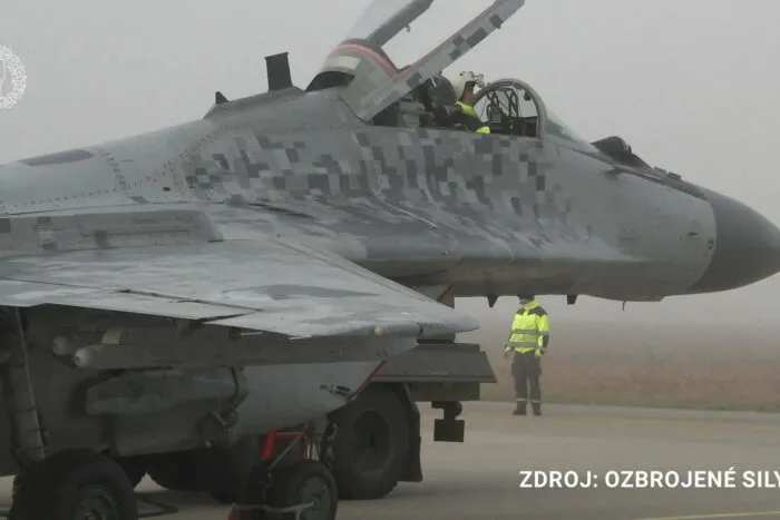 2023-03-23T181838Z_774735427_RC2UZZ90SAD3_RTRMADP_3_UKRAINE-CRISIS-SLOVAKIA-JETS.jpg