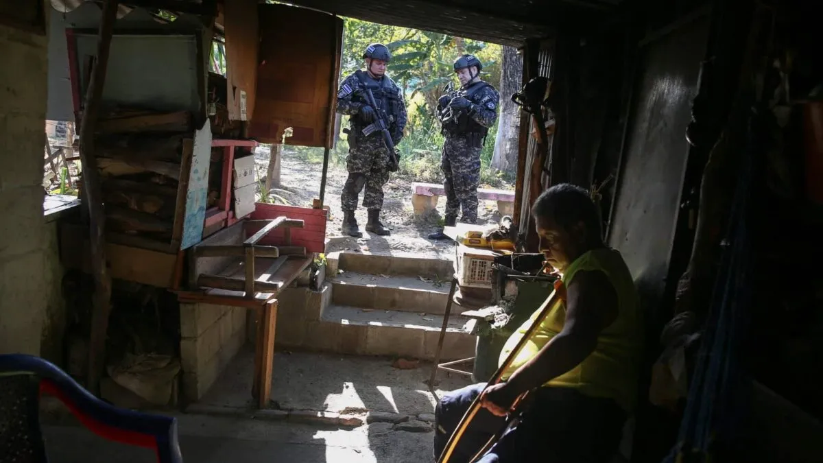 2023-03-27T020142Z_1411520059_RC2H00A8MSX8_RTRMADP_3_EL-SALVADOR-GANGS.jpg