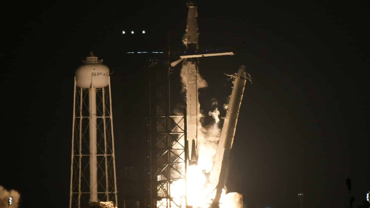 SpaceX transportă astronauți din SUA, Rusia și Emiratele Arabe Unite în stația spațială 30449941