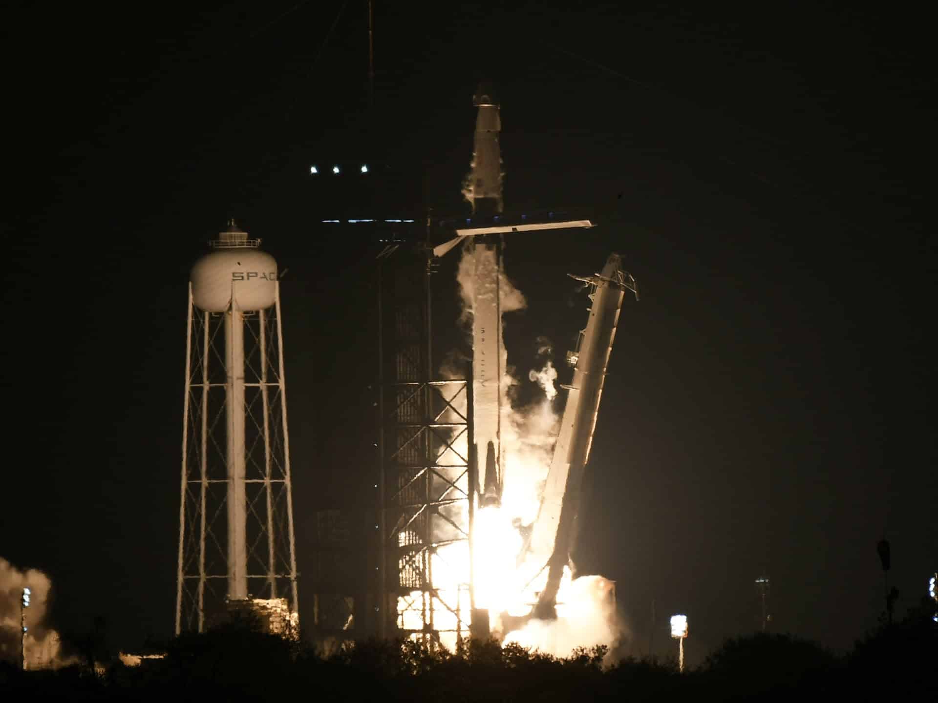 SpaceX transportă astronauți din SUA, Rusia și Emiratele Arabe Unite în stația spațială