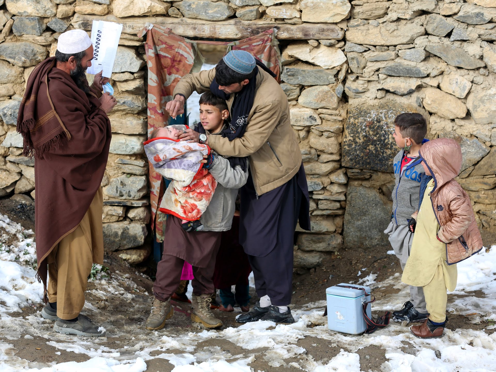 Talibanii lansează o campanie anuală de vaccinare împotriva poliomielitei în Afganistan