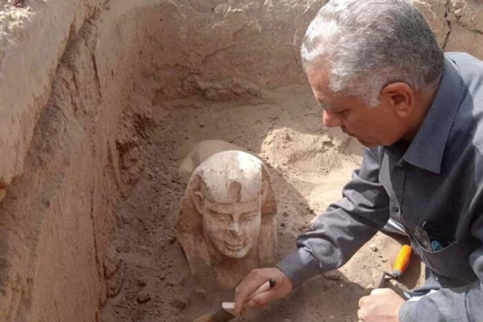 A fost descoperită o Statuie a sfinxului zâmbitor, în Egipt 33AM4UM highres
