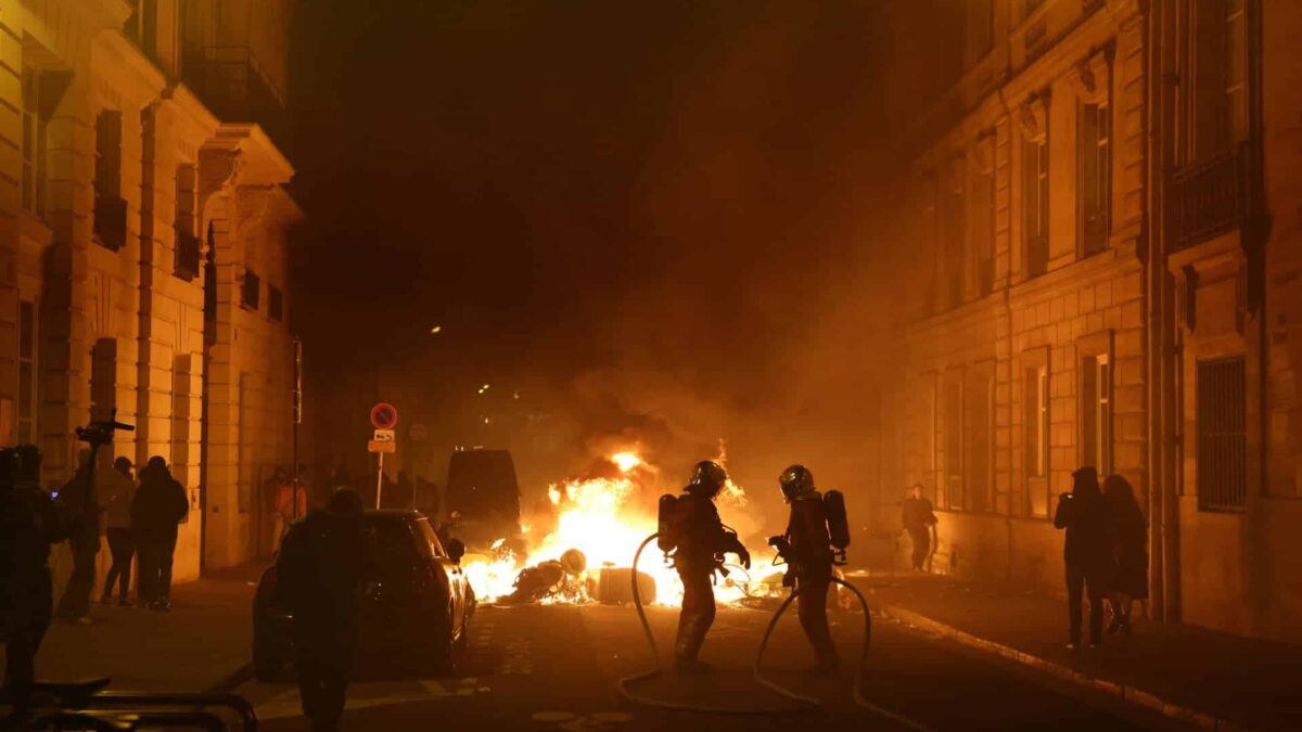 Solicită mai multe proteste în privința pensiilor, în timp ce sute de persoane sunt arestate în Franța 33BG83E highres