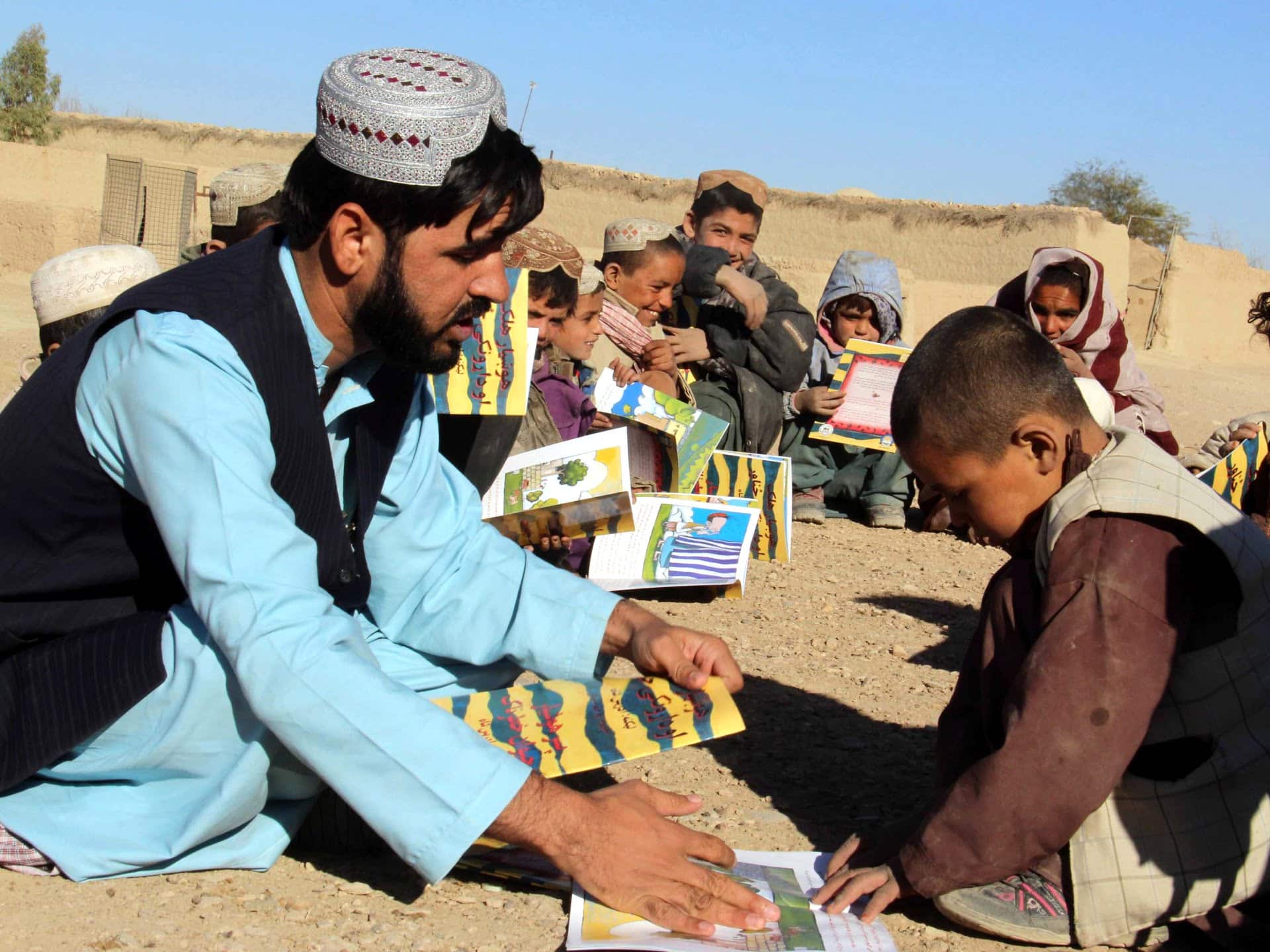 Alarmă după ce talibanii au arestat un activist al școlii de fete pe fondul represiunii