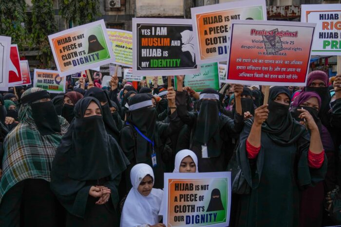 Feministele trebuie să se opună interdicțiilor hijab-ului la fel de mult ca mandatele hijabului AP22044463517025