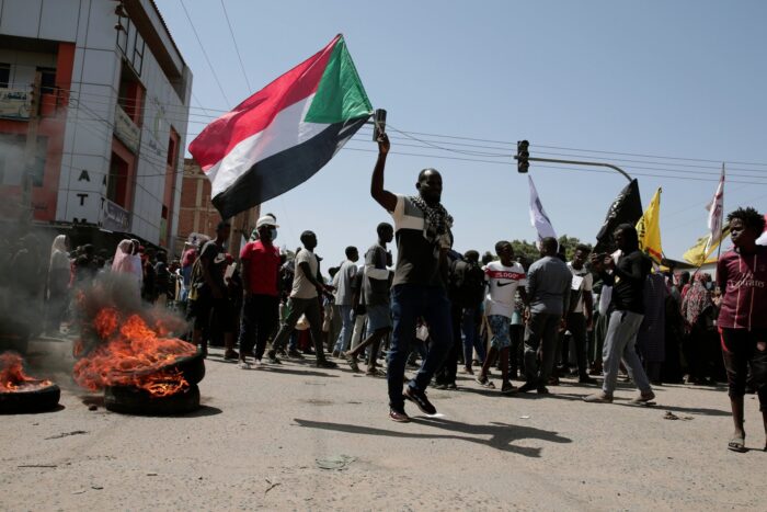Poliția din Sudan ucide un protestatar în demonstrații antimilitare AP22298606588086