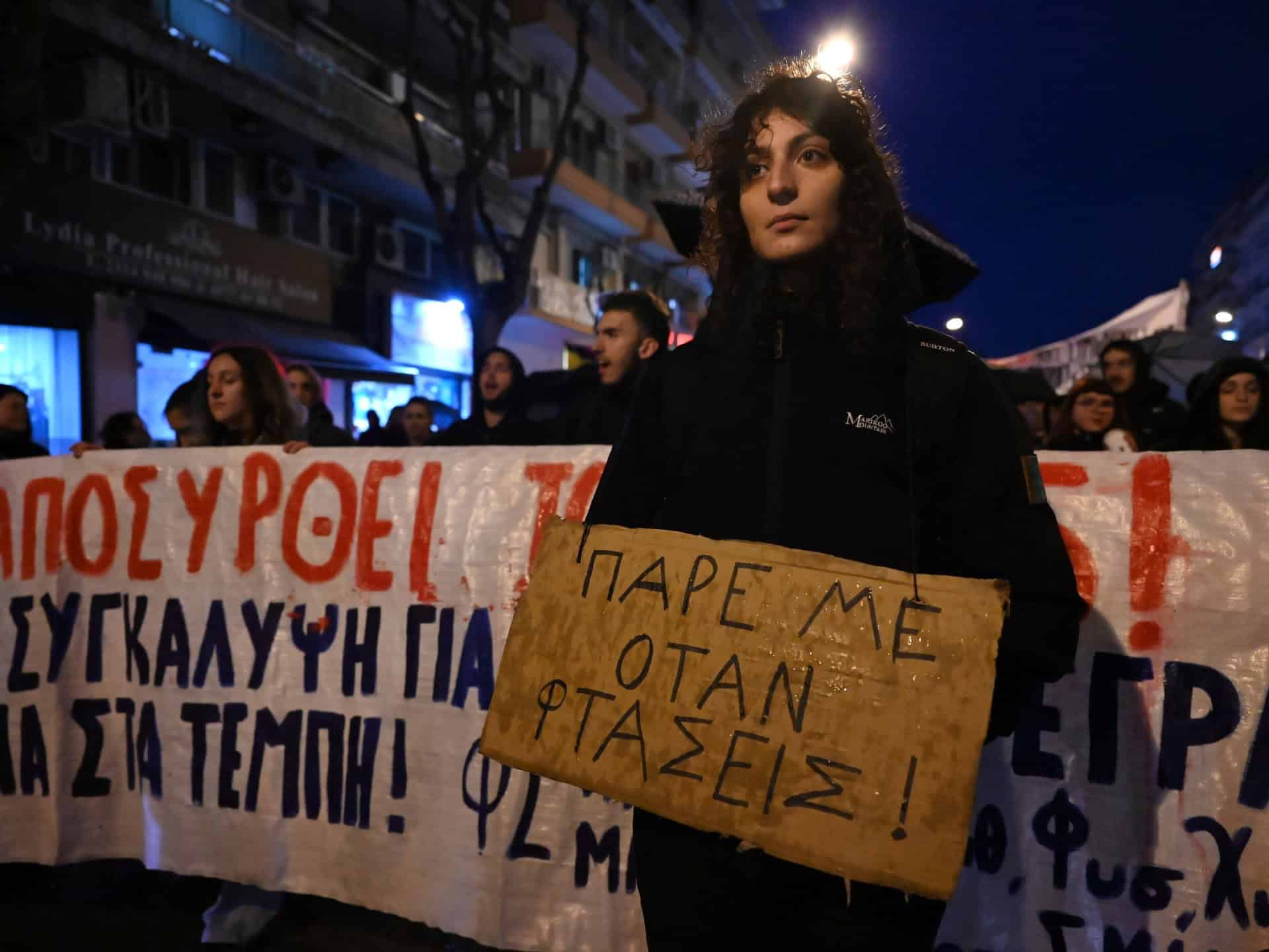 Epavele accidentului de tren au fost curățate în timp ce furia crește în Grecia