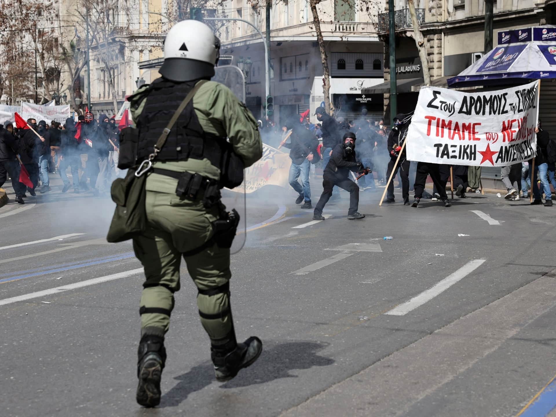 Manifestanții și poliția se ciocnesc în timp ce protestele în urma accidentului trenului din Grecia se reiau |  Știri