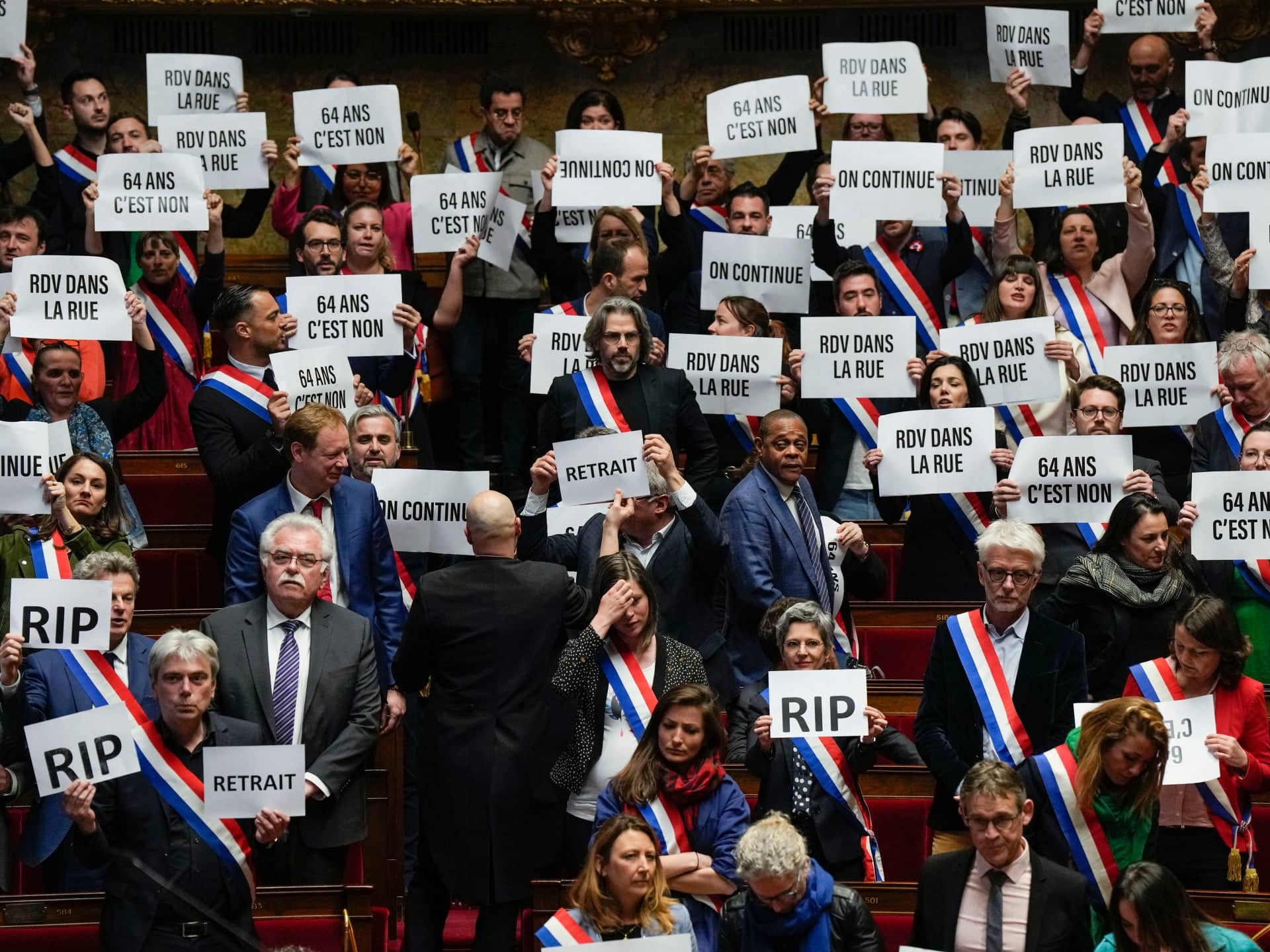 Guvernul francez a supraviețuit voturilor de cenzură privind reforma pensiilor