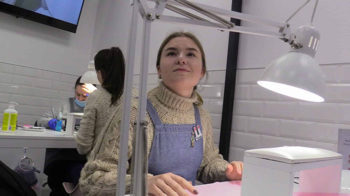 Pe măsură ce războiul Rusiei se întinde, unghiile Ucrainei oferă bucurie și muncă Margarita Popova a native of Mariupol in the Bunny Nails saloon