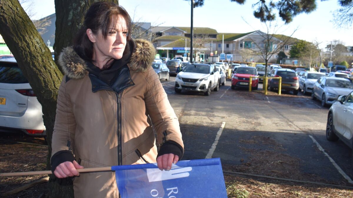 O asistentă medicală pe liniile de pichet din Spitalul Regal Cornwall RCN strike 3