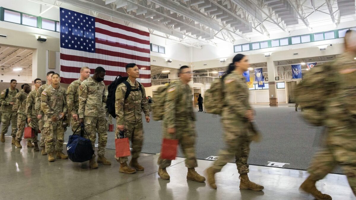 Ce se află în spatele crizei de recrutare a armatei americane? US military AP
